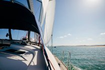 Сучасний моторний човен, що плаває на морській воді в сонячний літній день з блакитним небом — стокове фото