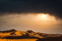 Paisagem espetacular de deserto com dunas de areia com pôr do sol nublado dramático — Fotografia de Stock