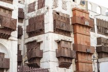 Низький кут старих кам'яних будинків з огородженими стінами та балконами на вулиці Джедди в Саудівській Аравії. — стокове фото