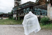 Fantasma transparente cerca del viejo edificio abandonado de la mina con construcciones metálicas oxidadas y paredes asquerosas - foto de stock