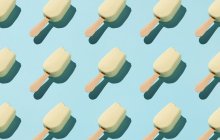 Padrão sem costura de sorvete comido no fundo azul — Fotografia de Stock