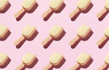 Patrón sin costuras de helado comido sobre fondo rosa - foto de stock