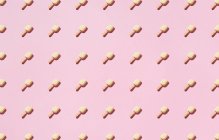 Безшовний візерунок спожитого морозива на рожевому фоні — стокове фото