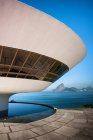 Bonitas vistas del Museo Niteroi y una playa en Brasil - foto de stock
