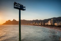 Belas vistas do Museu Niteroi e uma praia no Brasil — Fotografia de Stock