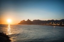 Bella vista sul Museo Niteroi e una spiaggia in Brasile — Foto stock