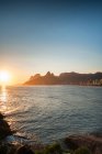 Belas vistas do Museu Niteroi e uma praia no Brasil — Fotografia de Stock