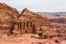 Vistas de um templo famoso em Petra visto de cima — Fotografia de Stock