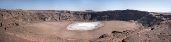 Vista della superficie cristallina di sodio fosfato bianco collocata all'interno del cratere maar in piena luce solare sotto il cielo blu — Foto stock