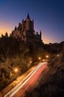 Von oben antike Festung umgeben von Bäumen und leuchtende Autobahn gegen den Sternenhimmel in der Nacht — Stockfoto