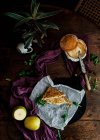 Вид зверху смачний сендвіч тост на тарілці, розміщений на дерев'яному столі з запеченим білим сиром і стиглими грушами — стокове фото