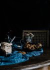 Dall'alto di biscotti di ciliegia al forno buonissimi messi su tavolo di legno con pezzo di stoffa e ferro d'epoca — Foto stock