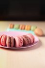 Смачне барвисте печиво макаронів, розташоване у формі посмішки емодзі — стокове фото