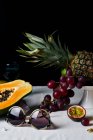 Натюрморт з тропічними фруктами, дорогоцінними каменями та сонцезахисними окулярами — стокове фото