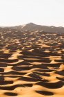 Вид с беспилотника на живописные пейзажи пустыни с песчаными дюнами в солнечный день в Марокко — стоковое фото