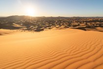Sonnenuntergang über Wüstensanddünen in Marokko — Stockfoto
