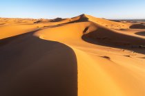 Paisagem minimalista do deserto com dunas de areia e céu azul claro em Marrocos — Fotografia de Stock