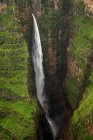 Von oben die atemberaubende Landschaft des großen Jinbar-Wasserfalls mit mächtigem Bach, der die felsige Schlucht hinunterfließt — Stockfoto