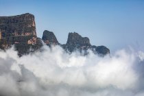 Удивительный вид на вершину горы Симиен, покрытую туманом и облаками в пасмурную погоду — стоковое фото