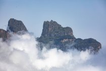 Vue imprenable sur le sommet des monts Simien couvert de brouillard et de nuages par temps couvert — Photo de stock
