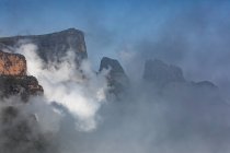 Incredibile vista di Simien Montagne vetta coperta di nebbia e nuvole in tempo nuvoloso — Foto stock