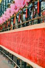 Китайська традиційна тканина з ієрогліфами в Гонконзі. — стокове фото