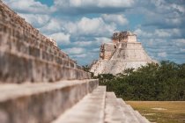 Esterno dei gradini in pietra di El Castillo con vista sulla piramide sotto il cielo nuvoloso a Chichen Itza — Foto stock