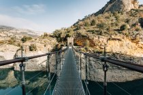 Leere schmale Fußgängerbrücke, die über den Fluss schwebt und schroffe Felsen des Montsec-Gebirges in Spanien verbindet — Stockfoto