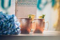 Кубки коктейлю з ананасовими шматочками та травами — стокове фото