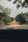 Safari parco strada sterrata con auto davanti visto da auto — Foto stock