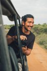 Felice maschio viaggiatore con macchina fotografica professionale scattare foto della fauna selvatica durante safari — Foto stock