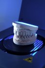 Крупный план литья зубов в современной лаборатории — стоковое фото