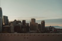 Сучасний район Сан-Франциско з сучасними висотними будівлями і хмарочосами проти сірого хмарного неба під час сходу сонця. — стокове фото