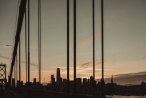 Vista desde el puente de la bahía de San Francisco y la ciudad en calma durante el amanecer con el cielo nublado en el fondo - foto de stock