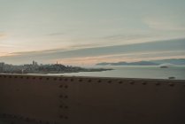Vista da ponte da baía de São Francisco e da cidade em tempo calmo da manhã durante o nascer do sol com céu nublado no fundo — Fotografia de Stock