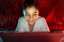 Восхитительный мальчик смотрит мультфильм на планшете — стоковое фото