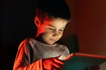 Encantado menino assistindo desenhos animados no tablet — Fotografia de Stock