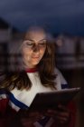 Couple talking on video chat via tablet — Stock Photo