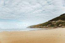 Мальовнича сцена на пляжі, скелі та океан — стокове фото