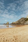 Pittoresque scène de plage, rochers et océan — Photo de stock