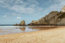 Pintoresca escena de playa, rocas y el océano - foto de stock
