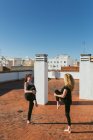 Donne che praticano equilibrio yoga posa sul tetto — Foto stock