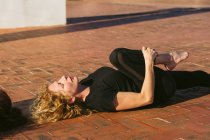Frauen, die gemeinsam Rückenyoga praktizieren — Stockfoto