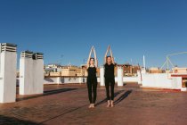 Mulheres realizando saudação solar durante a prática de ioga — Fotografia de Stock