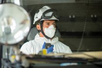 Feuerwehrmann mit Atemschutzmaske und Helm sitzt im Feuerwehrauto und benutzt Walkie Talkie — Stockfoto
