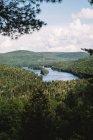 Vista pitoresca do lago calmo no meio da floresta com árvores verdes contra o céu nublado no Parque Nacional La Mauricie em Quebec, Canadá — Fotografia de Stock