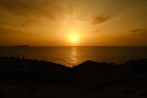 Дивовижний золотий захід сонця над темним океаном — стокове фото