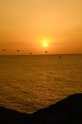 Pôr-do-sol dourado incrível sobre o oceano escuro — Fotografia de Stock