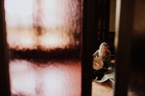 Женщина, играющая на лире дома — стоковое фото