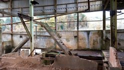 Murs et plancher détruits à l'intérieur d'un bâtiment industriel abandonné situé dans les Asturies en Espagne — Photo de stock